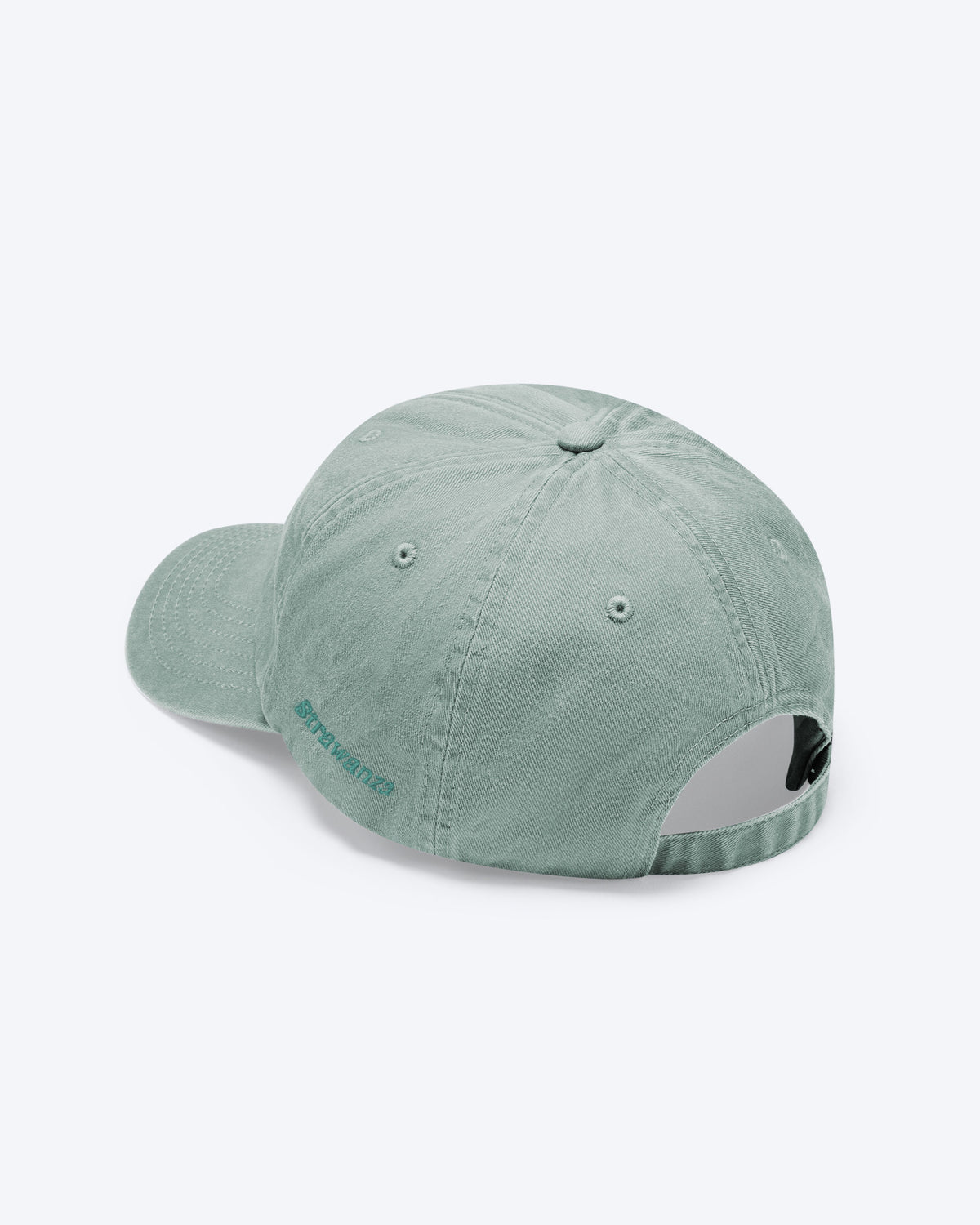 Eine bayerische Cap in der Farbe Vintage Sage Grün mit Ton in Ton bestickten "Strawanza" Schriftzug an der Seite der Cap.