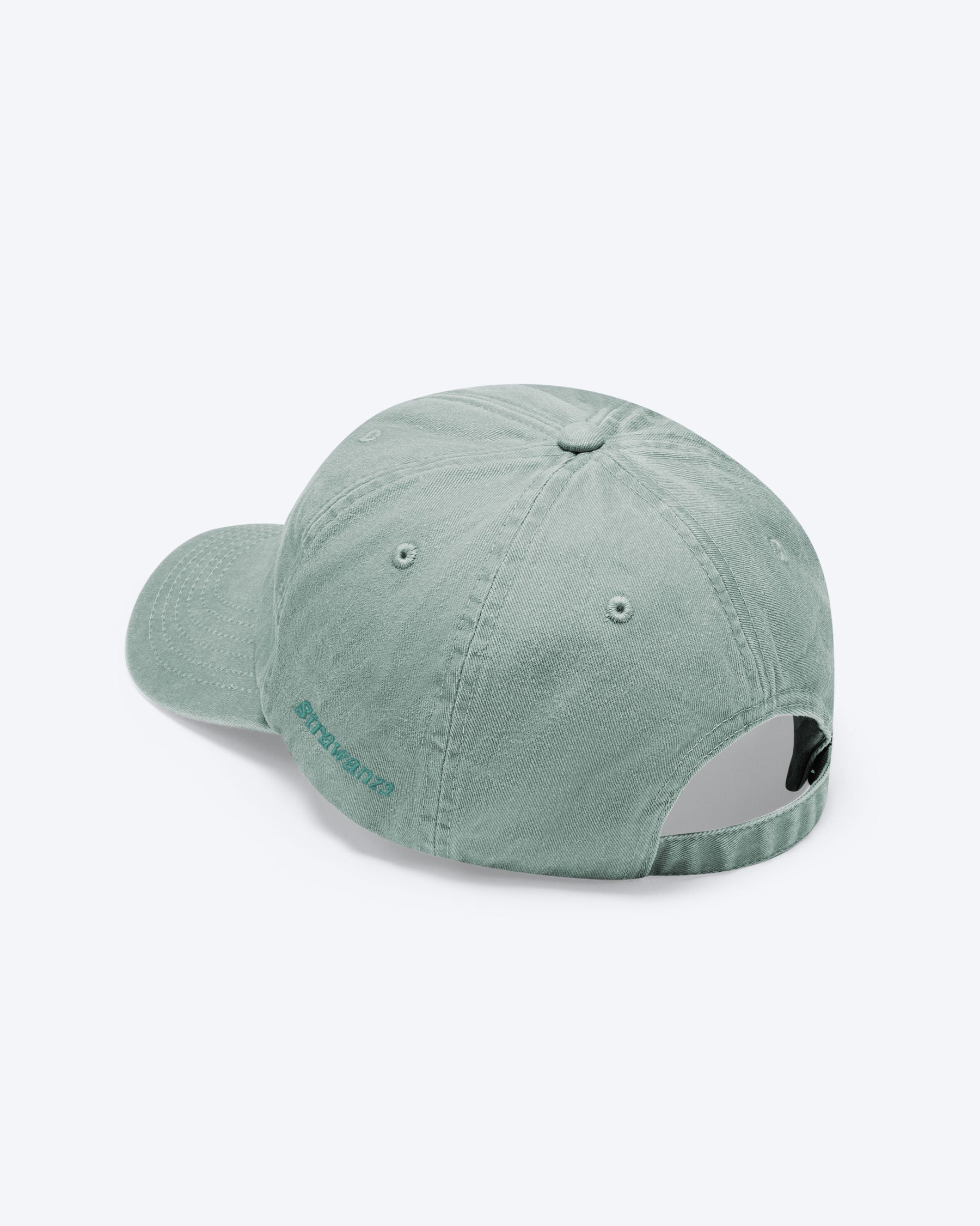 Eine bayerische Cap in der Farbe Vintage Sage Grün mit Ton in Ton bestickten "Strawanza" Schriftzug an der Seite der Cap.