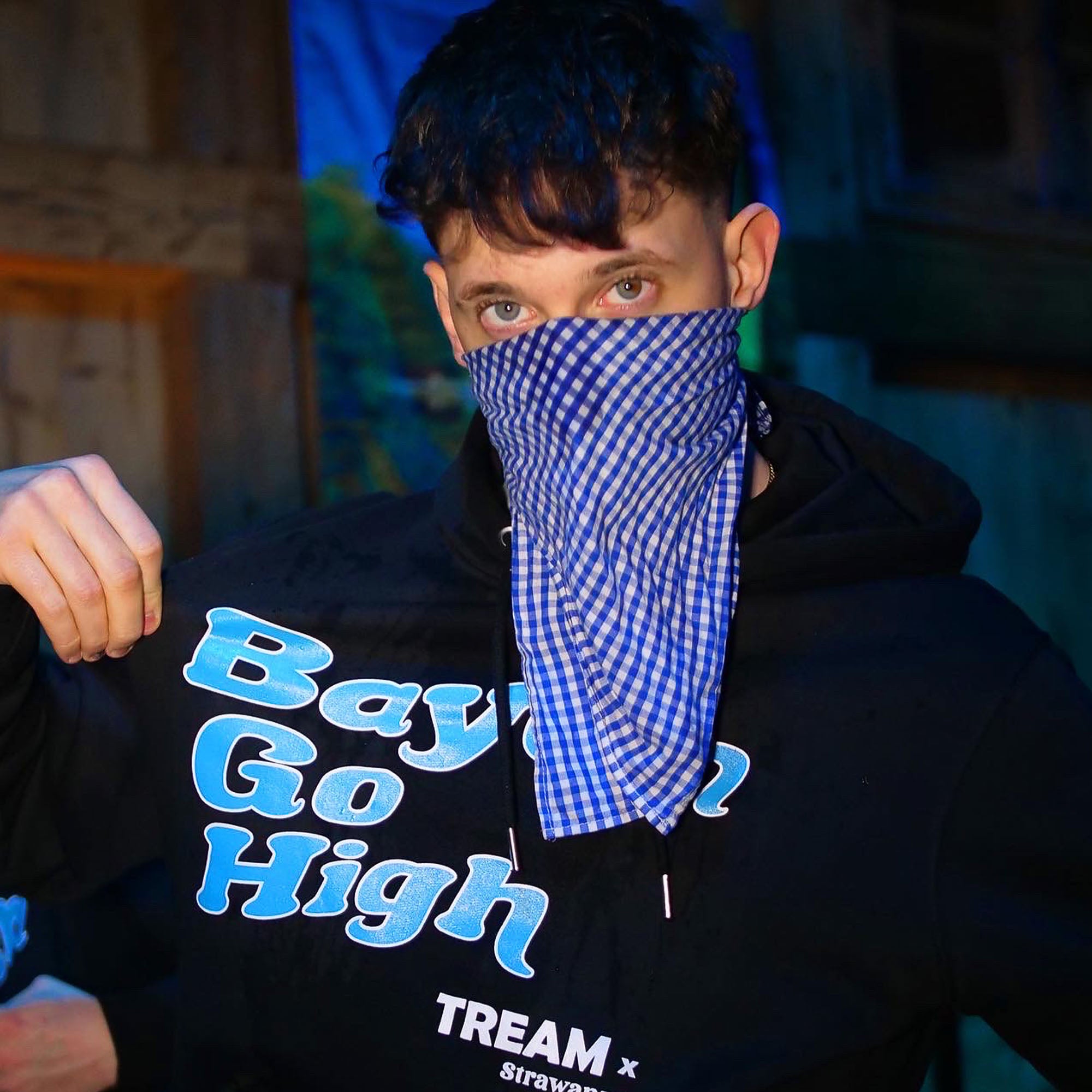Rapper und Musiker Tream trägt Kapuzenpullover von der Modemarke Strawanza Bavarian Couture. 