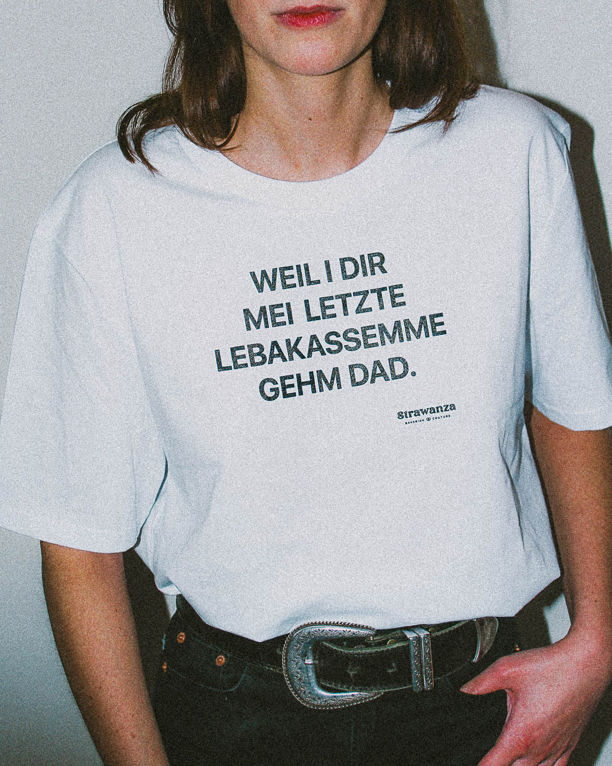 Weibliches Model trägt weißes T-Shirt mit dem Aufdruck 